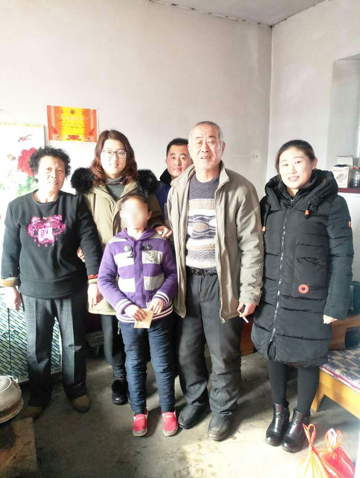 妤心已经上学，且恢复状况良好。